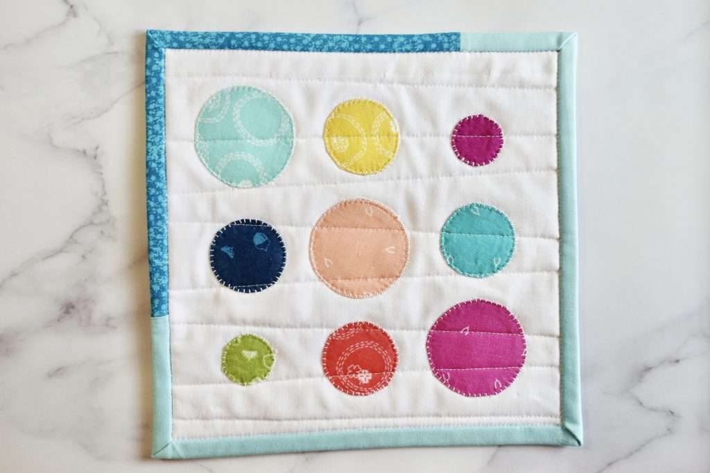 Applique Circles Mug Rug tutorial free, free applique circles tutorial, how to make perfect applique circles easy, easy applique for modern quilting