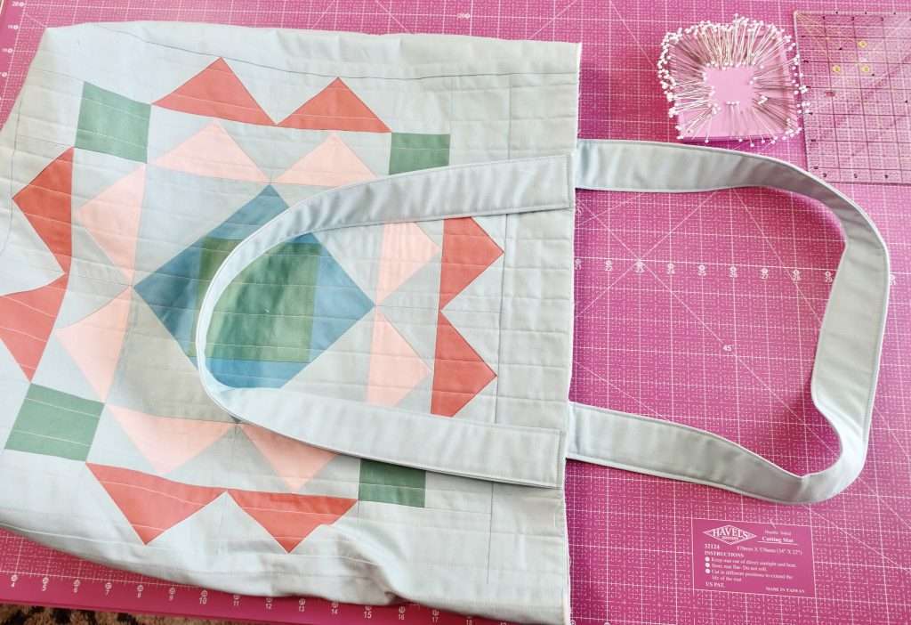 Paradigm Quilted tote bag Tutorial - make your own beach bag or grocery tote bag using the Paradigm Quilt Pattern by Homemade Emily Jane