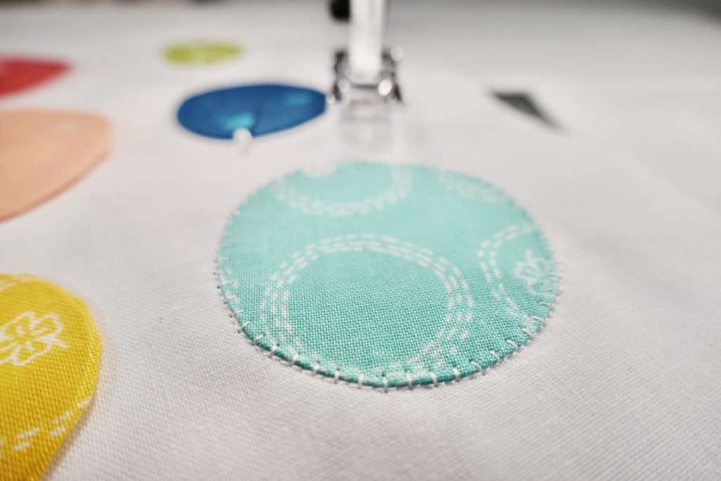machine applique tutorial for perfect circles, blanket stitch appliqué with sewing machine